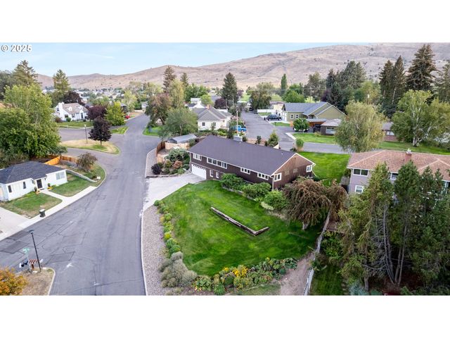 1025 HILLCREST Dr, Baker City, OR 97814