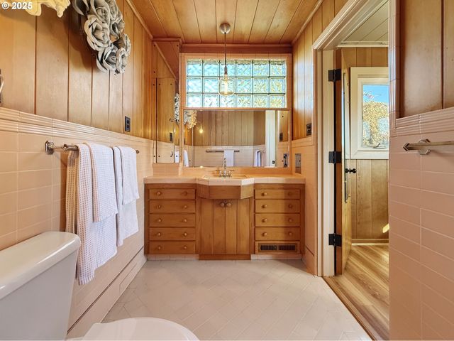 1025 HILLCREST Dr, Baker City, OR 97814