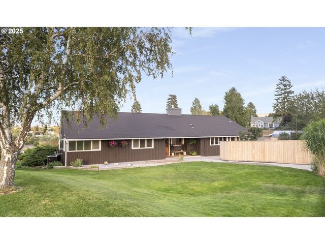 1025 HILLCREST Dr, Baker City, OR 97814
