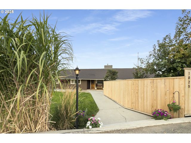 1025 HILLCREST Dr, Baker City, OR 97814