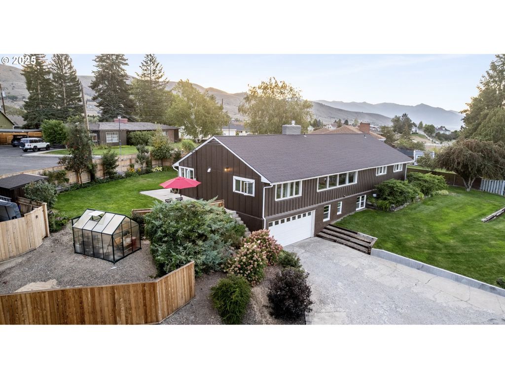 1025 HILLCREST Dr, Baker City, OR 97814