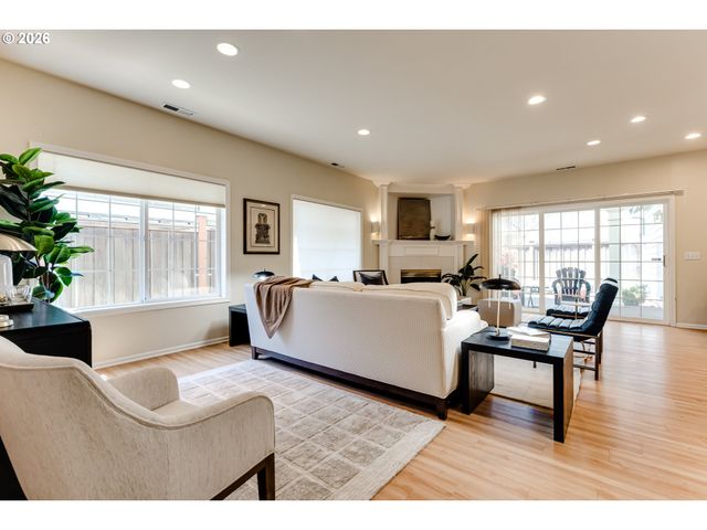 3344 LAKEMONT Dr, Eugene, OR 97408