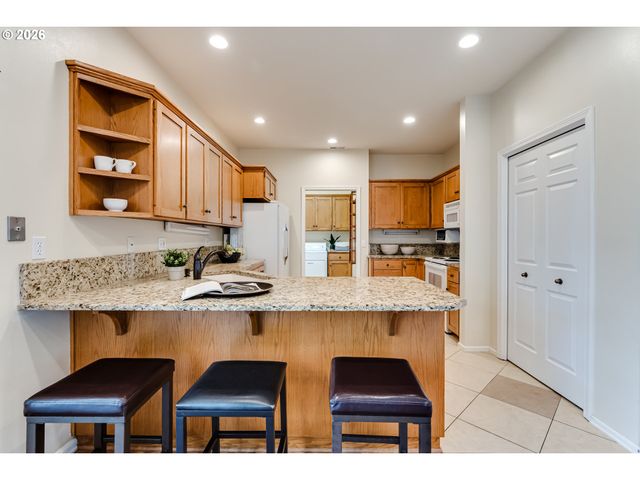 3344 LAKEMONT Dr, Eugene, OR 97408