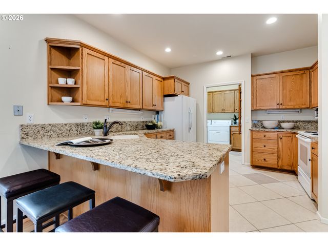 3344 LAKEMONT Dr, Eugene, OR 97408