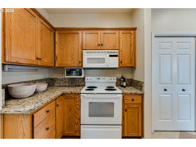 3344 LAKEMONT Dr, Eugene, OR 97408