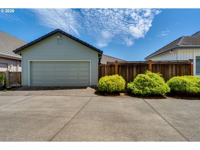 3344 LAKEMONT Dr, Eugene, OR 97408