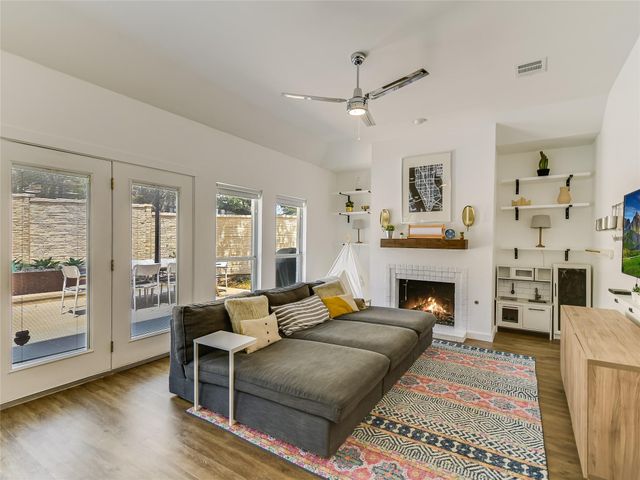 75 Stillmeadow DR, The Hills, TX 78738