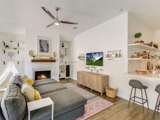 75 Stillmeadow DR, The Hills, TX 78738