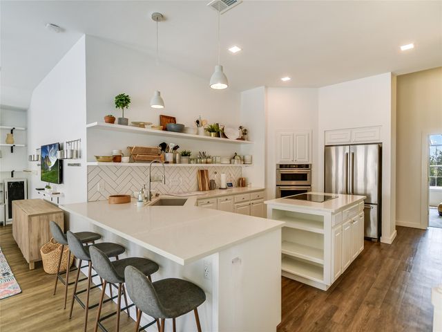 75 Stillmeadow DR, The Hills, TX 78738