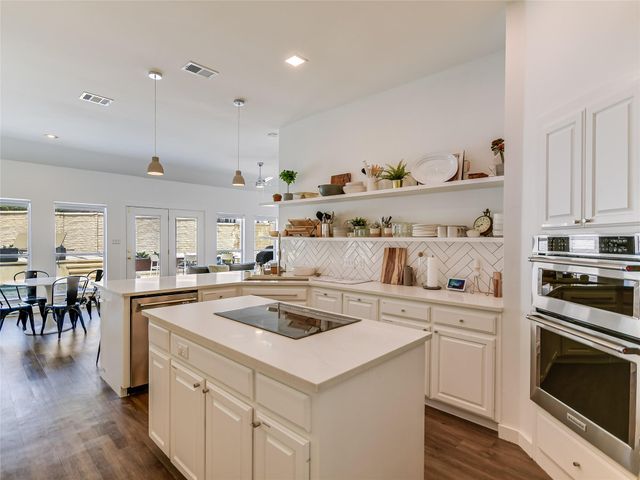 75 Stillmeadow DR, The Hills, TX 78738