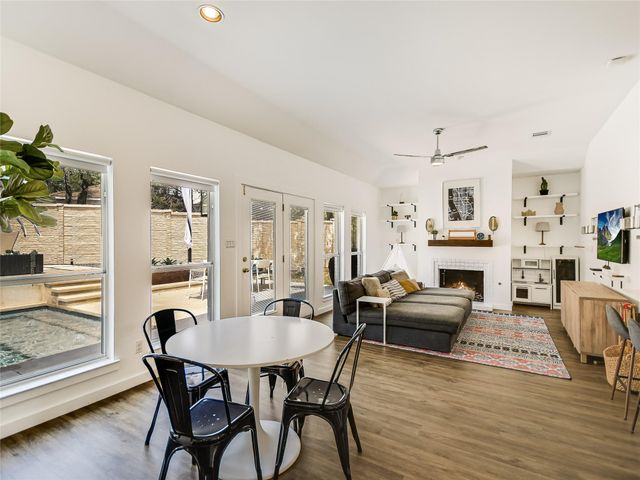 75 Stillmeadow DR, The Hills, TX 78738