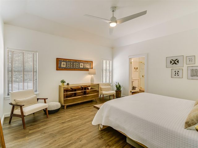 75 Stillmeadow DR, The Hills, TX 78738