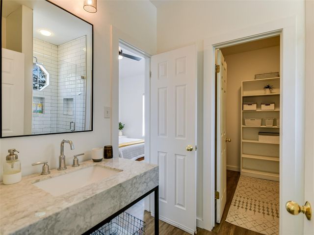 75 Stillmeadow DR, The Hills, TX 78738