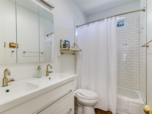 75 Stillmeadow DR, The Hills, TX 78738