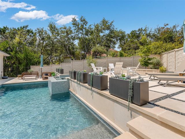 75 Stillmeadow DR, The Hills, TX 78738