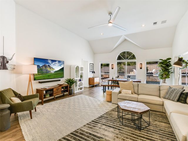 75 Stillmeadow DR, The Hills, TX 78738