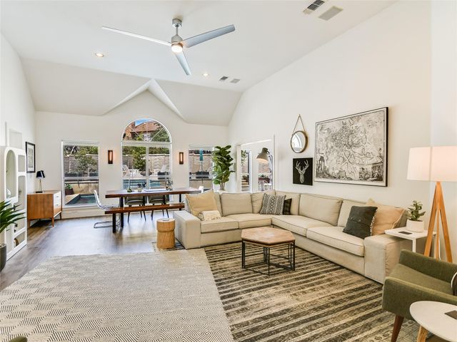 75 Stillmeadow DR, The Hills, TX 78738