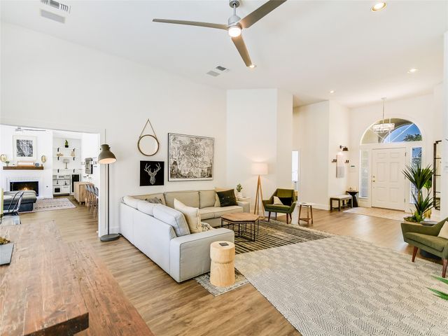 75 Stillmeadow DR, The Hills, TX 78738