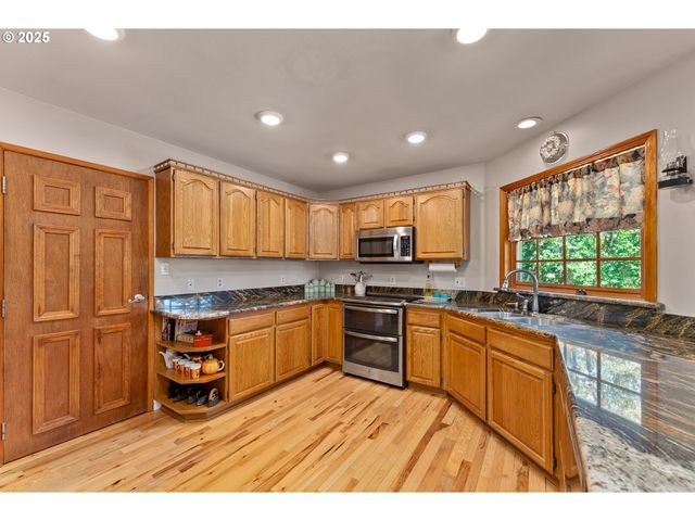 7654 NORTH BANK Rd, Roseburg, OR 97470