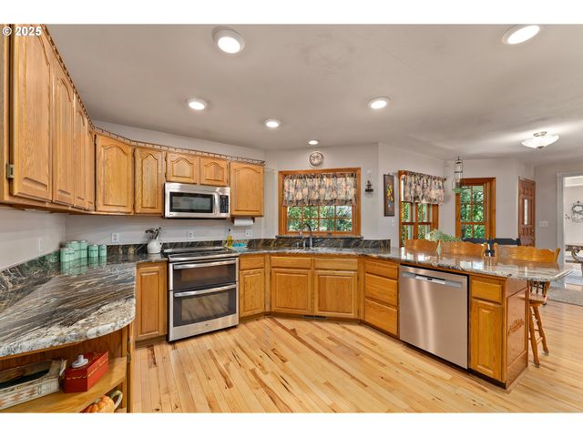 7654 NORTH BANK Rd, Roseburg, OR 97470