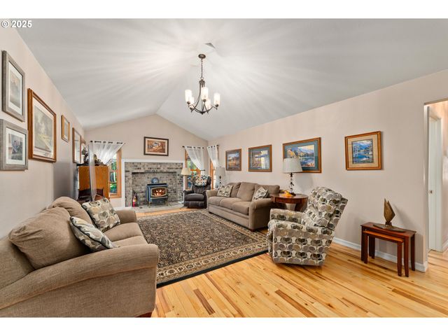 7654 NORTH BANK Rd, Roseburg, OR 97470