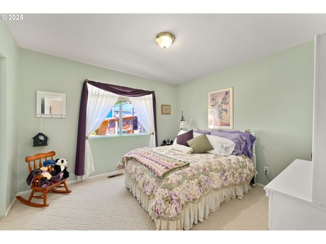 7654 NORTH BANK Rd, Roseburg, OR 97470