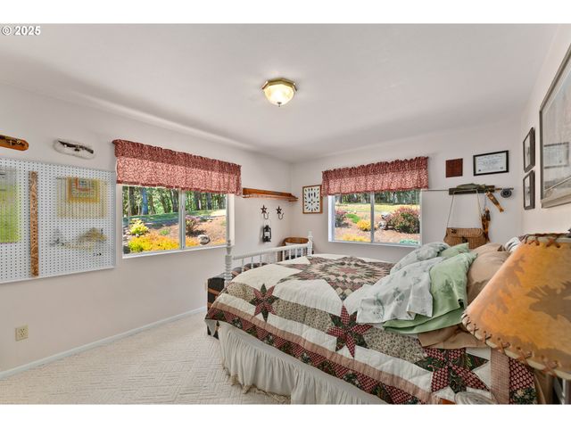 7654 NORTH BANK Rd, Roseburg, OR 97470