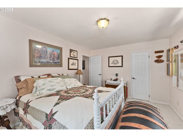 7654 NORTH BANK Rd, Roseburg, OR 97470