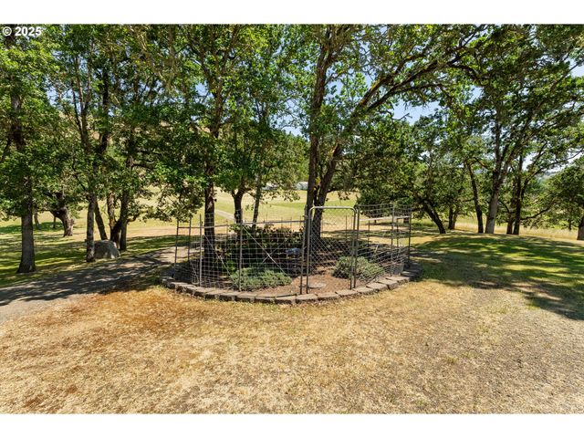 7654 NORTH BANK Rd, Roseburg, OR 97470
