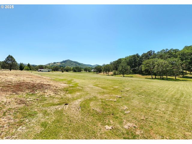 7654 NORTH BANK Rd, Roseburg, OR 97470