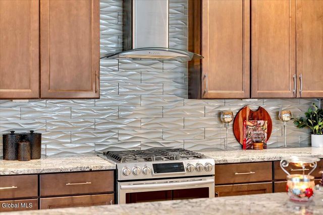 40 Stacey Way, North Greenbush, NY 12180