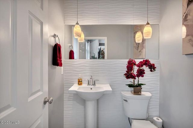 40 Stacey Way, North Greenbush, NY 12180