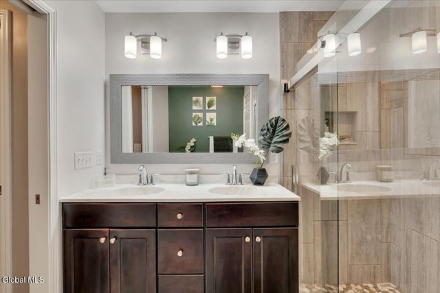 40 Stacey Way, North Greenbush, NY 12180