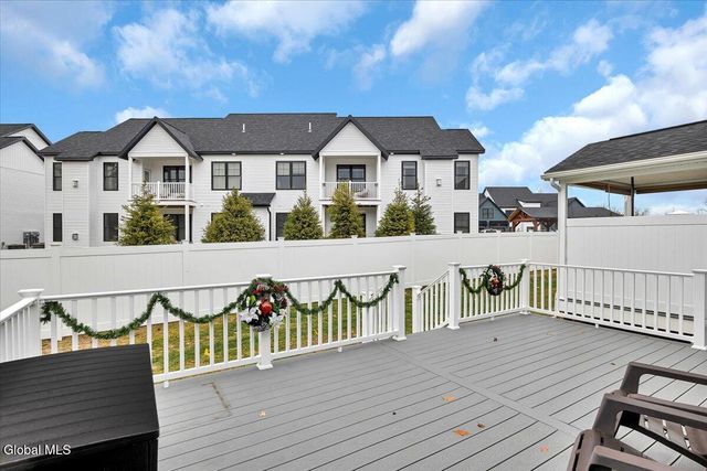 40 Stacey Way, North Greenbush, NY 12180