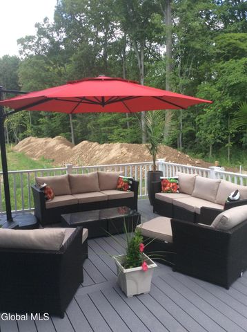 40 Stacey Way, North Greenbush, NY 12180