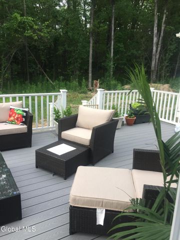 40 Stacey Way, North Greenbush, NY 12180