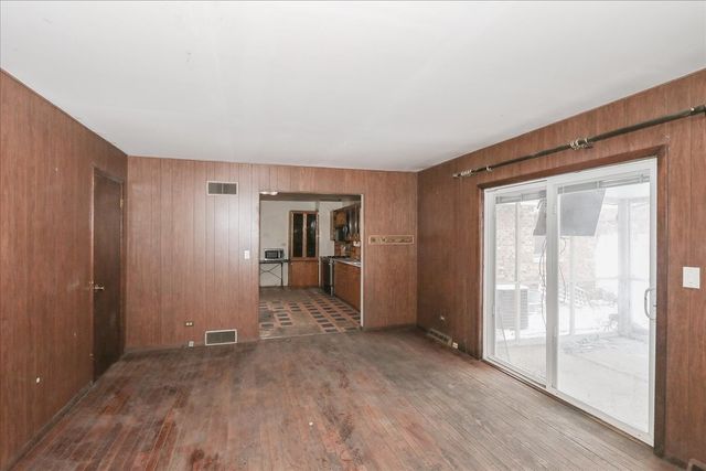 1326 Summit Drive, Schaumburg, IL 60193