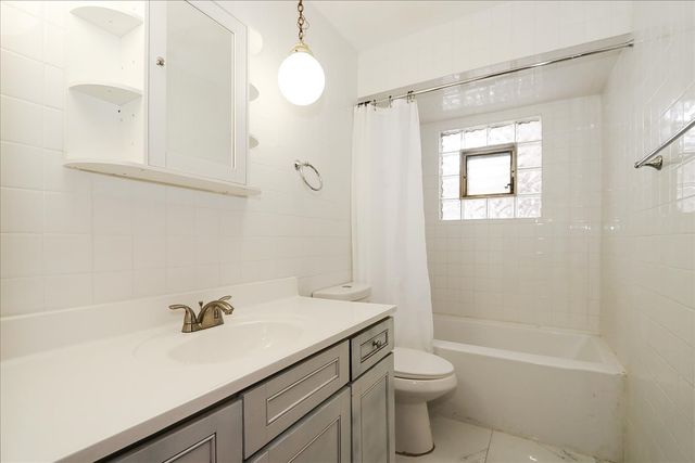 1326 Summit Drive, Schaumburg, IL 60193