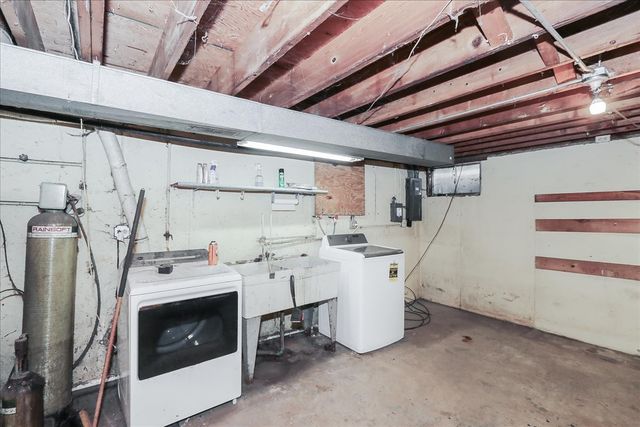 1326 Summit Drive, Schaumburg, IL 60193