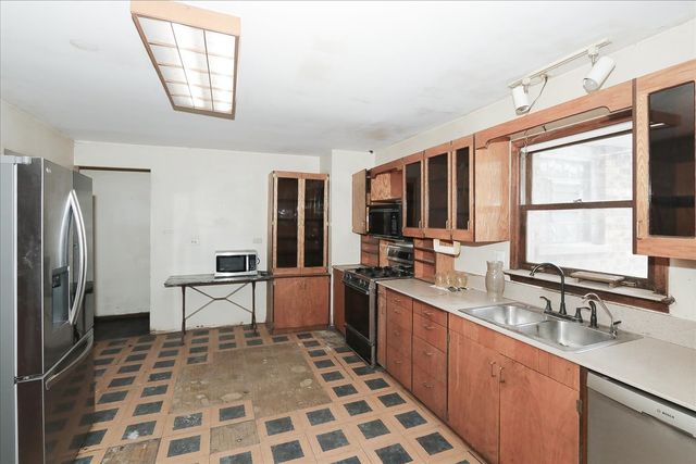 1326 Summit Drive, Schaumburg, IL 60193