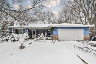1326 Summit Drive, Schaumburg, IL 60193