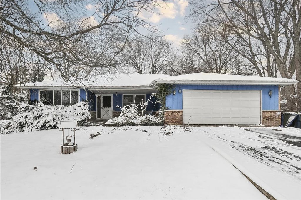 1326 Summit Drive, Schaumburg, IL 60193