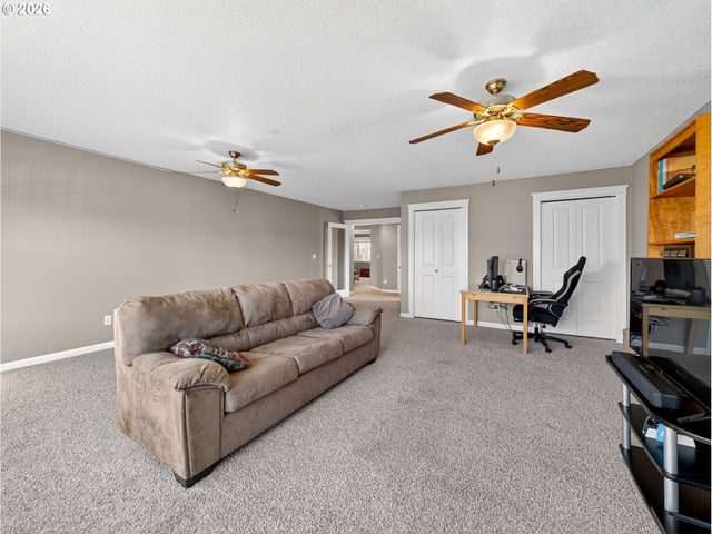 633 JUNE Dr, Molalla, OR 97038