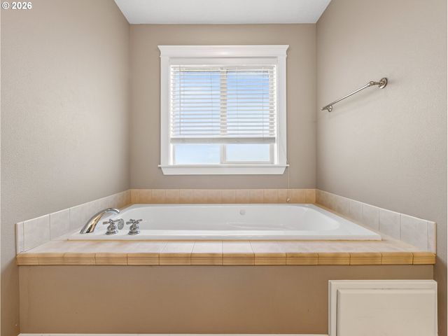 633 JUNE Dr, Molalla, OR 97038