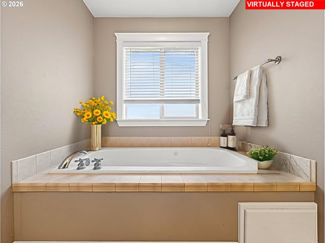 633 JUNE Dr, Molalla, OR 97038