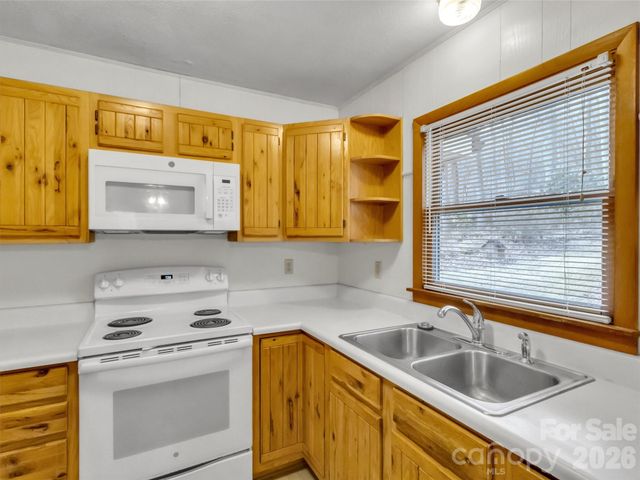 122 Vinewood Drive, Waynesville, NC 28786