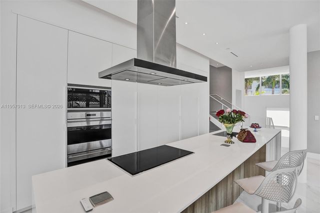 3750 Yacht Club Dr TH1, Aventura, FL 33180