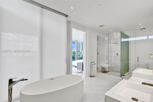 3750 Yacht Club Dr TH1, Aventura, FL 33180