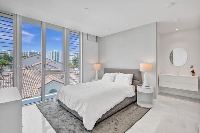 3750 Yacht Club Dr TH1, Aventura, FL 33180