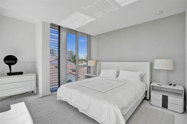 3750 Yacht Club Dr TH1, Aventura, FL 33180